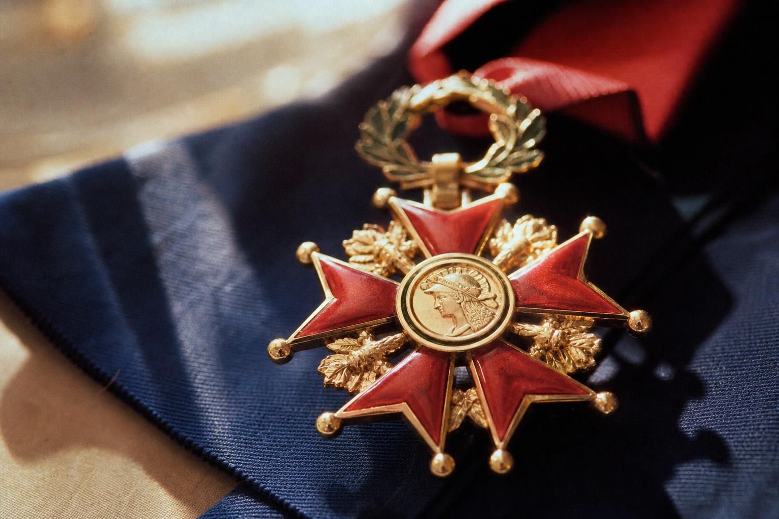 découvrez quelle est la plus haute distinction française, son histoire, ses critères d'attribution et son importance dans la société française.