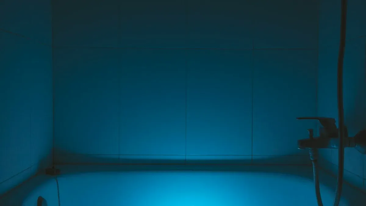 peinture salle de bain bleu nuit — Peinture salle de bain bleu nuit : quelle finition, sur quel mur